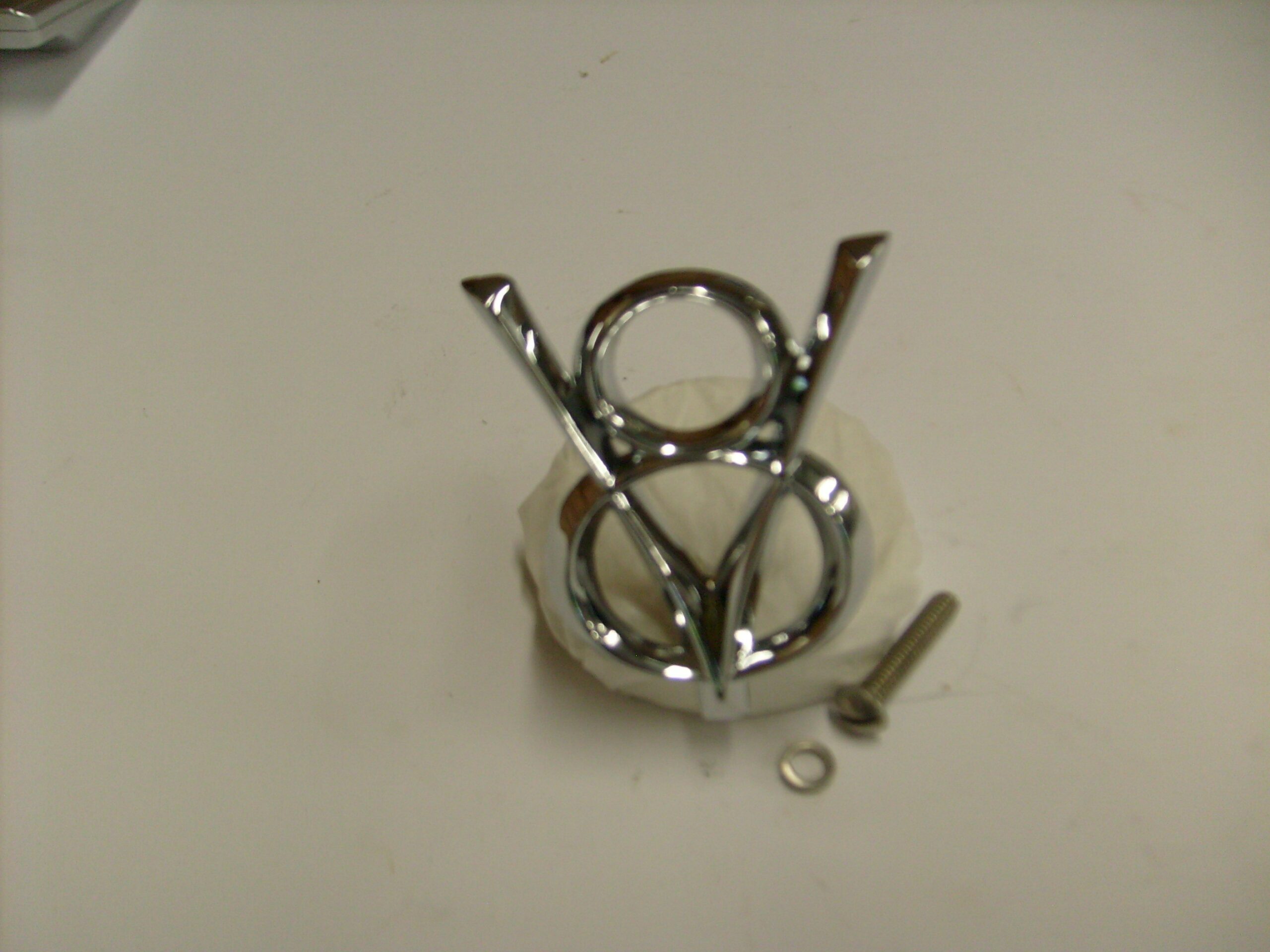 HEADLIGHT BAR EMBLEM V8